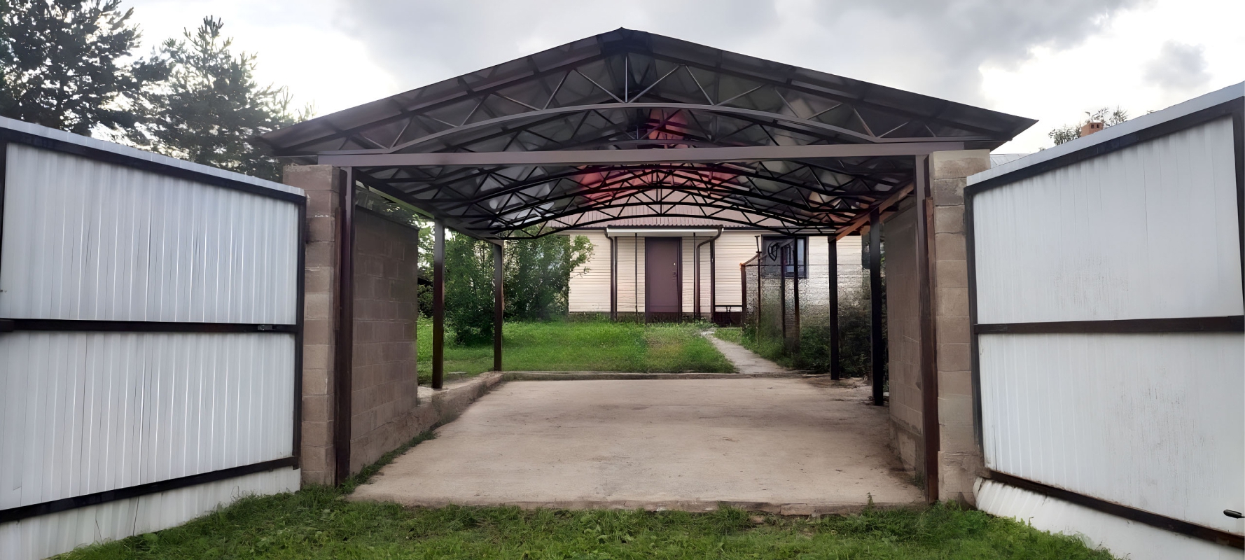 Двускатный навес с поликарбонатом для автомобиля Односкатный автонавес из поликарбоната в стиле хай-тек для автомобиля с закрытыми боковинами