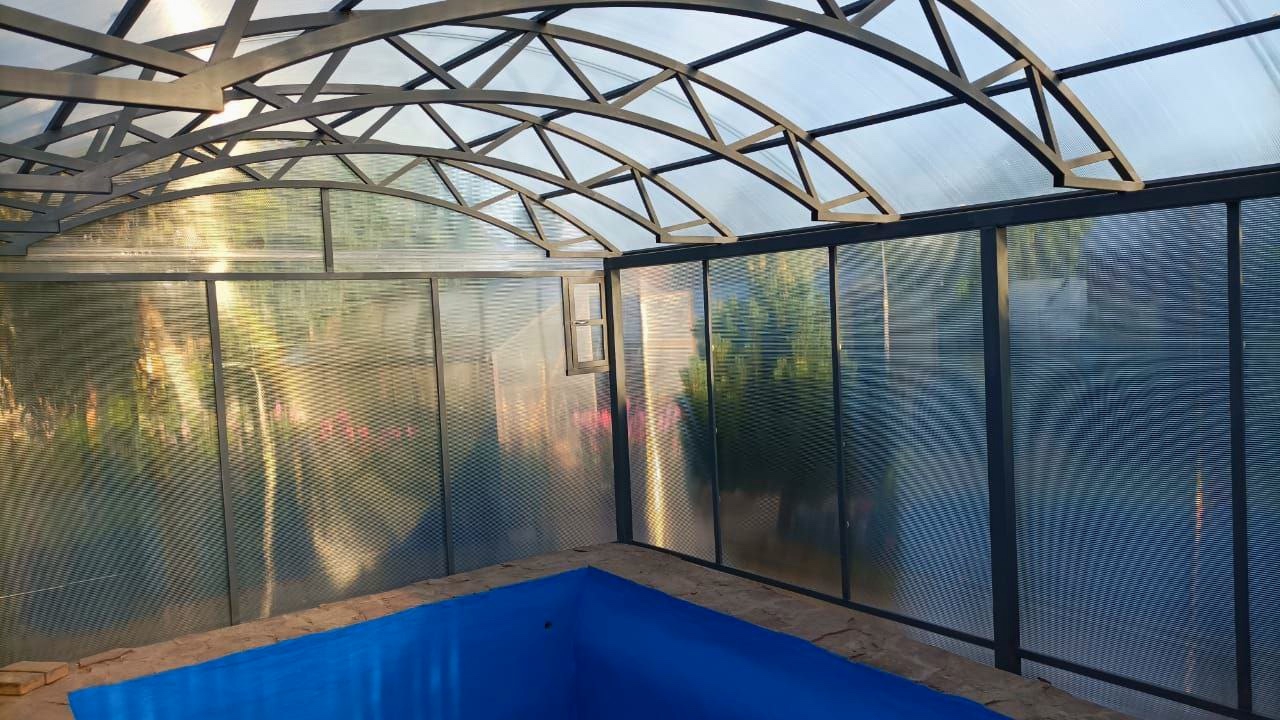 Навес для бассейна из поликарбоната Односкатный автонавес из поликарбоната в стиле хай-тек для автомобиля с закрытыми боковинами