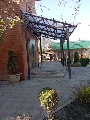 Навес из поликарбоната односкатный для крыльца к дому