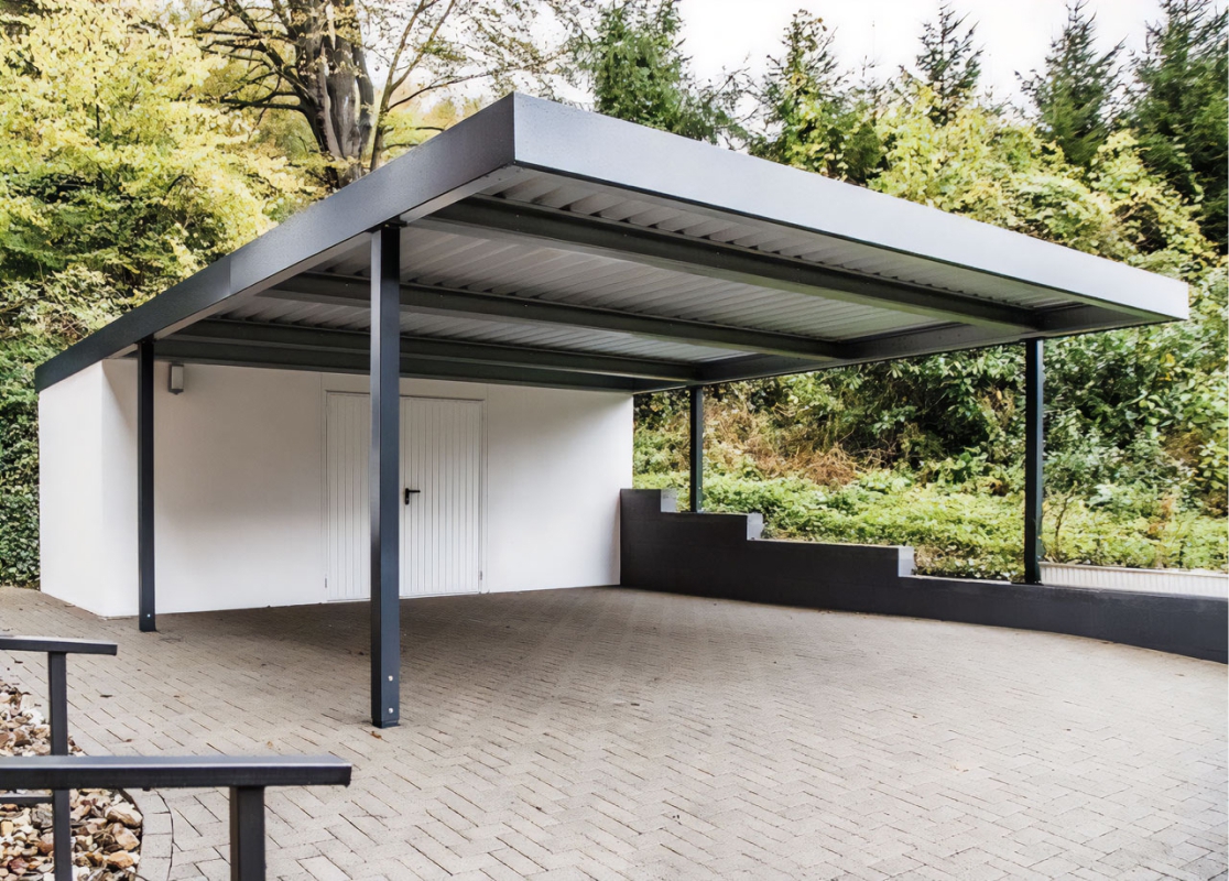 Односкатный автонавес из поликарбоната в стиле хай-тек для автомобиля с закрытыми боковинами